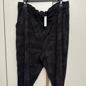 Camouflage - Lululemon Stretch High-Rise pant size 16